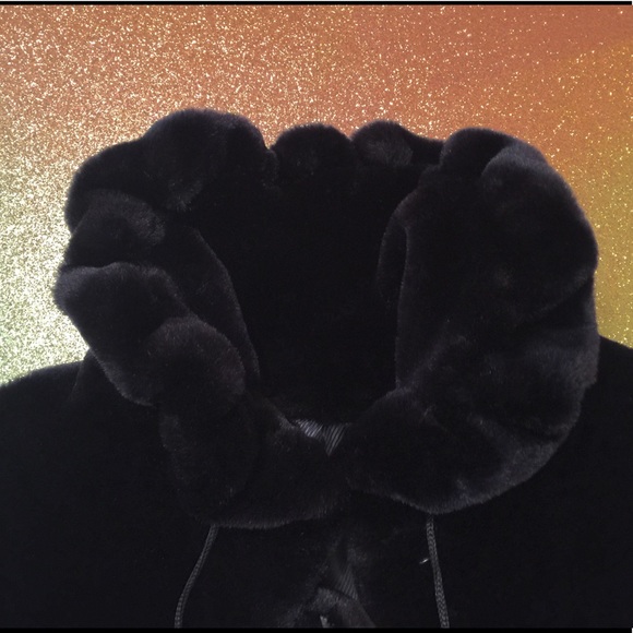 FAUX FUR BLACK CAPE - Picture 2 of 14